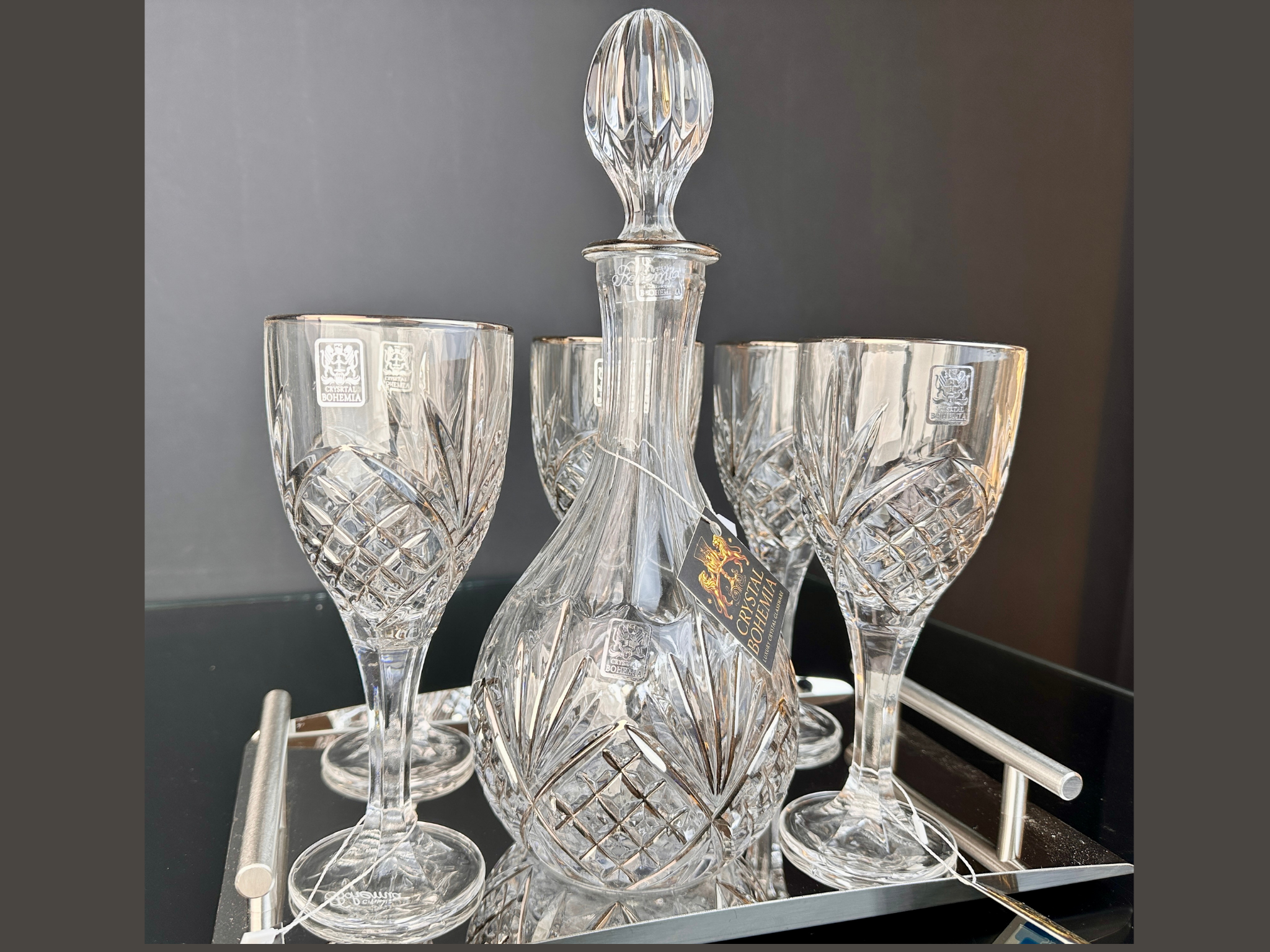 طقم شربات كريستال بوهيمي موديل أناناس مع حواف فضية ودورق وكاسات محفورة يدوياً.