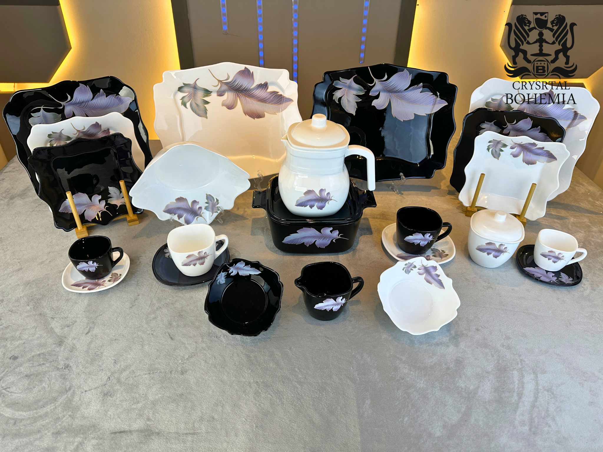 طقم سفرة ابيض واسود مزخرف ريشة