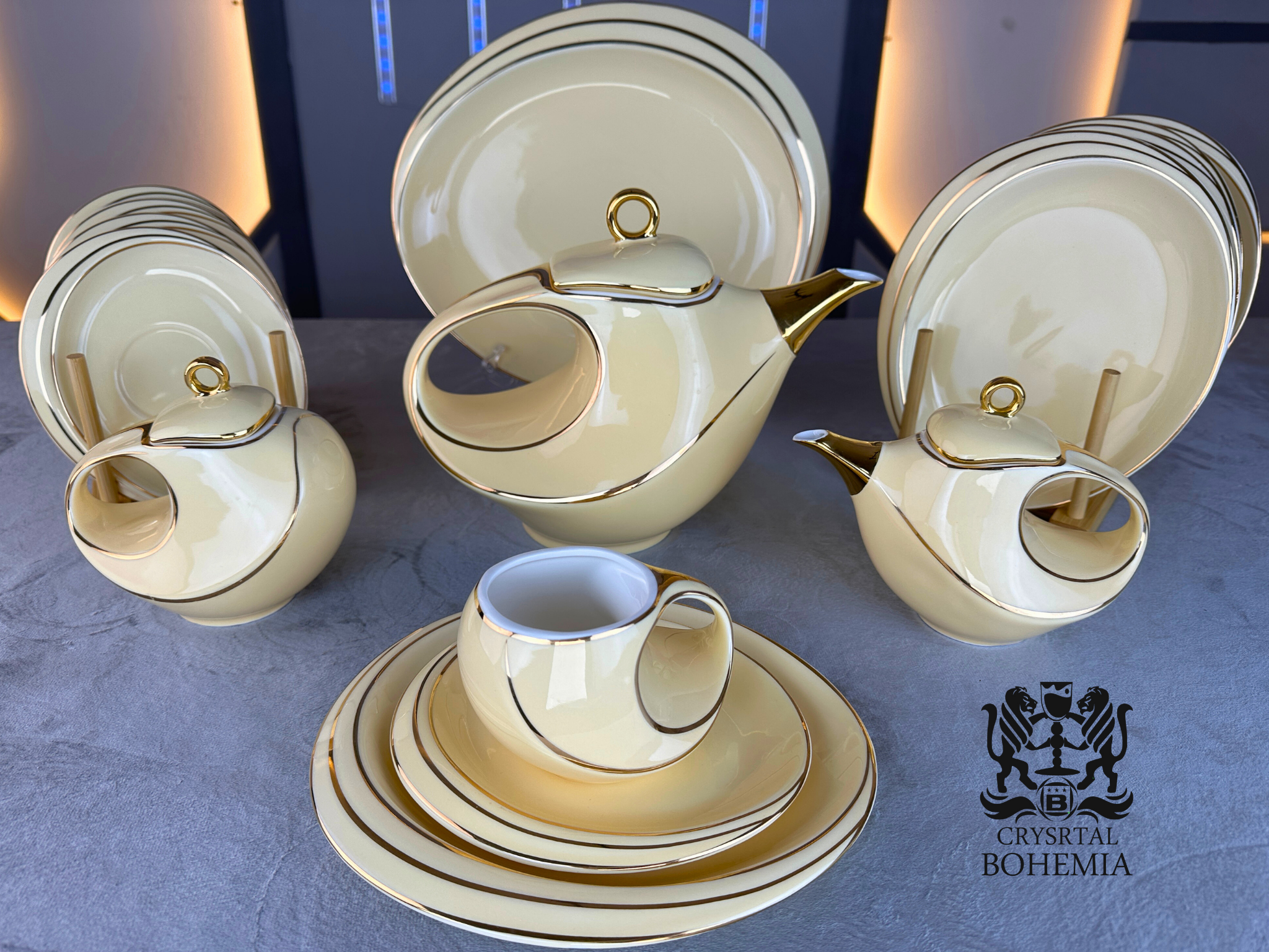 طقم شاي بيج دافئ بتفاصيل ذهبية أنيقة