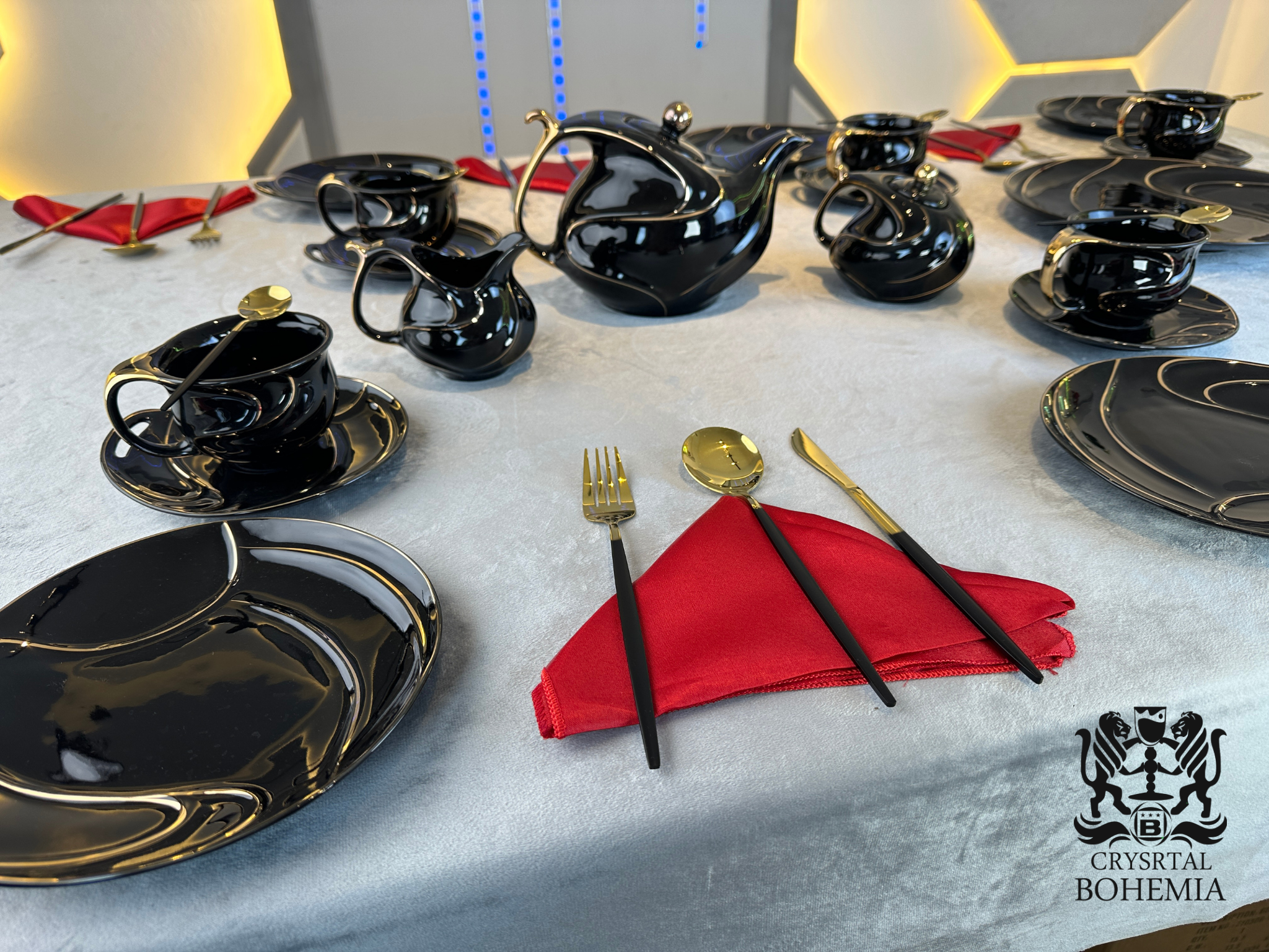 طقم شاي اسود ذهبي بتصميم مودرن فاخر