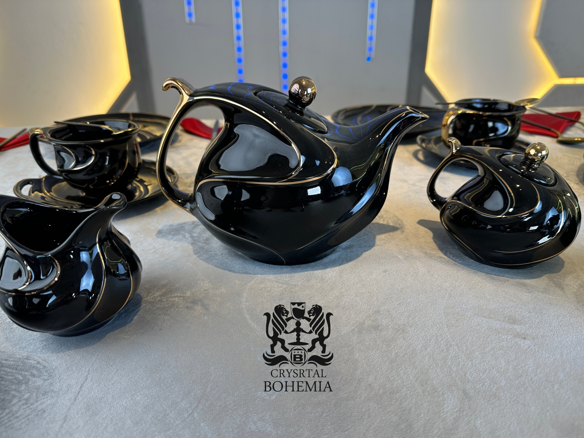 طقم ضيافة بورسلين اسود لامع بتفاصيل ذهبية