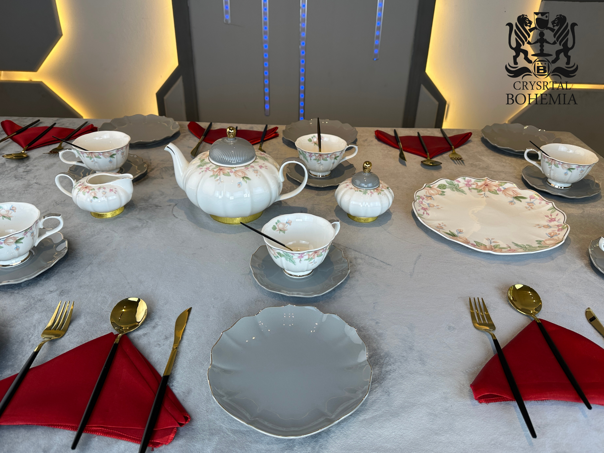 طقم شاي اسود ذهبي بتصميم مودرن فاخر