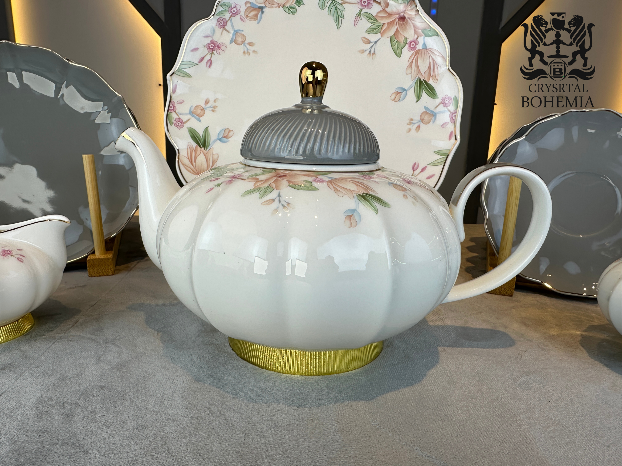 طقم شاي اسود ذهبي بتصميم مودرن فاخر