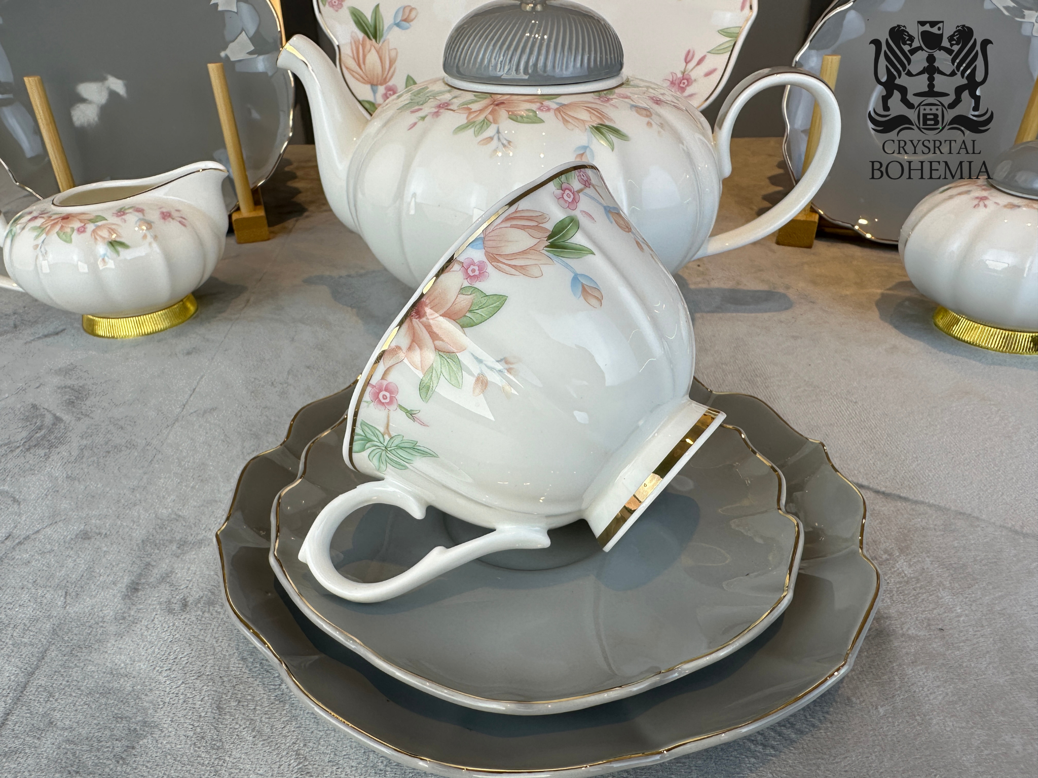 طقم ضيافة بورسلين اسود لامع بتفاصيل ذهبية